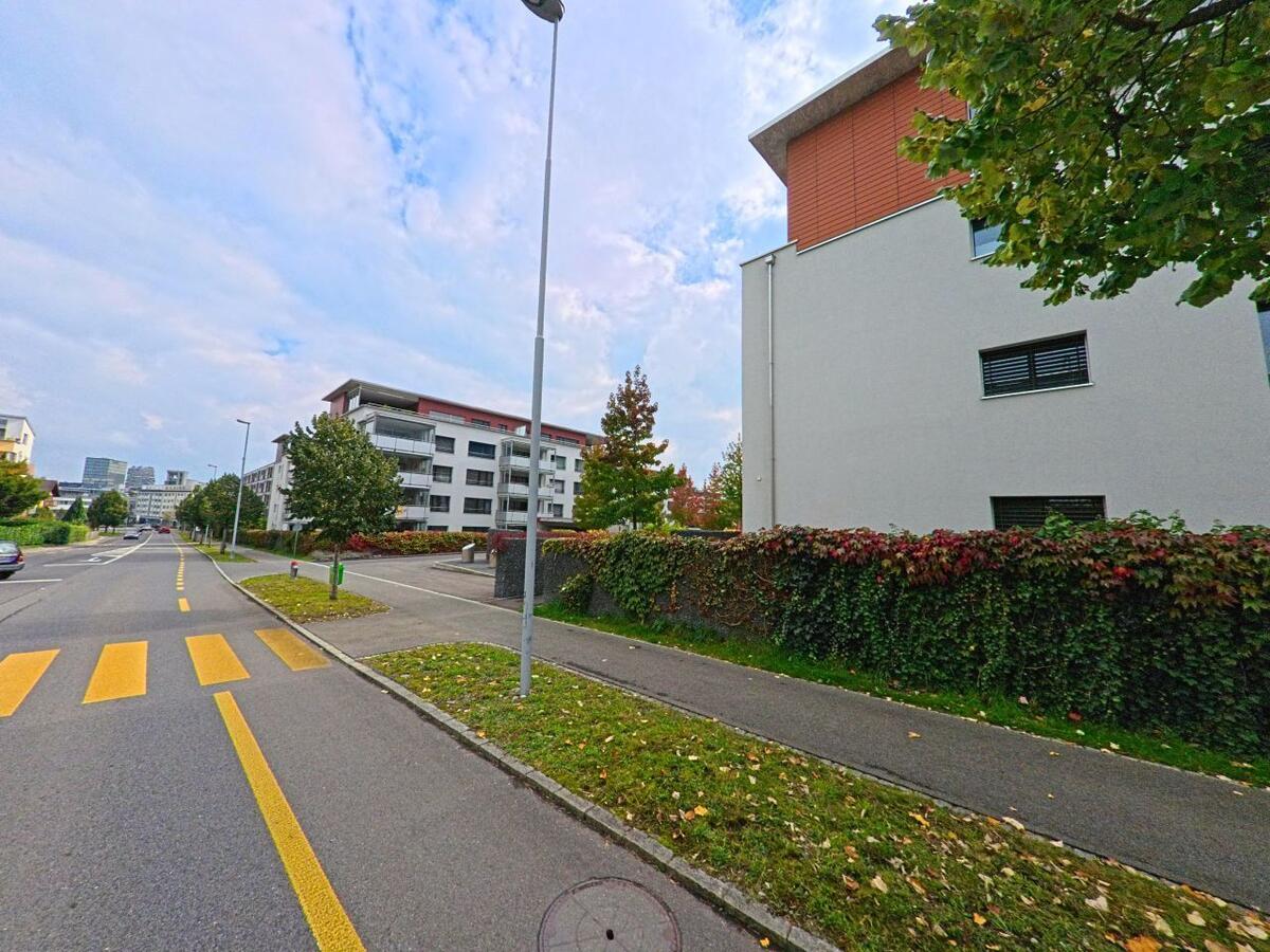 risch-6343-wohnzeile-an-begruenter-mauerr.jpg