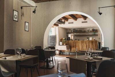 Im Ristorante con Enoteca Origini in Morbio Inferiore (6834, Kanton Tessin) sorgt das warme Licht und die Kombination aus Holz und Stein für eine gemütliche Atmosphäre im Innenraum.