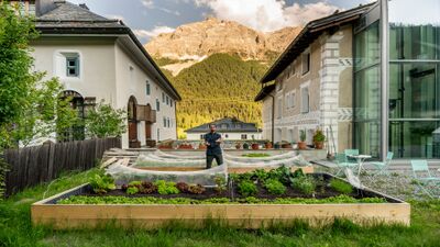 Das Ristorante Stüva Colani in Madulain (7523, Kanton Graubuenden) verfügt über einen hauseigenen Garten mit Hochbeeten vor der Kulisse der Engadiner Berge.