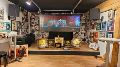Im Rock- & Pop-Museum in Niederbueren (9246, Kanton St. Gallen) sind Goldene Schallplatten, Musikplakate und ein Bildschirm mit Konzertaufnahmen ausgestellt.