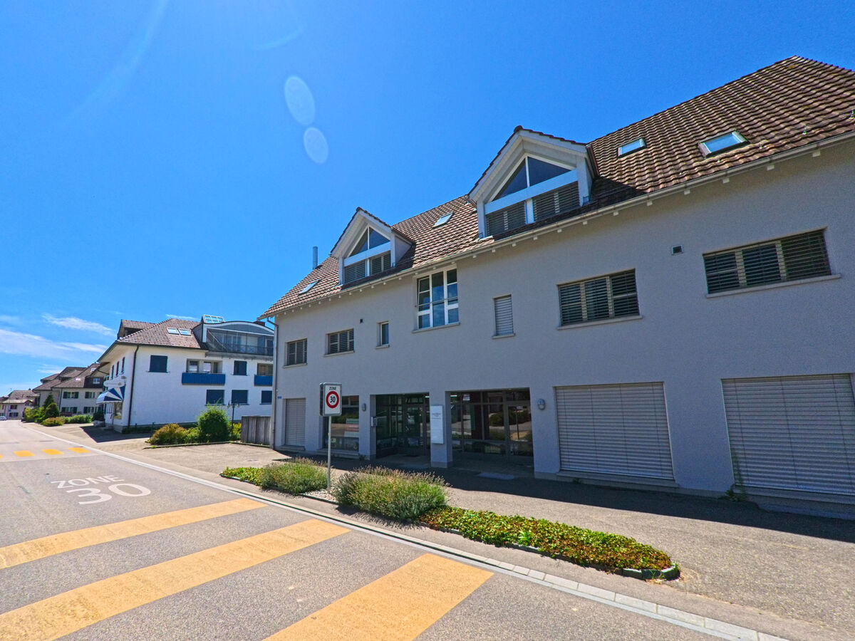 Eine Tempo-30-Zone mit Wohn- und Geschaeftsgebaeuden praegt eine Strasse in Roggwil (9325, Kanton Thurgau).