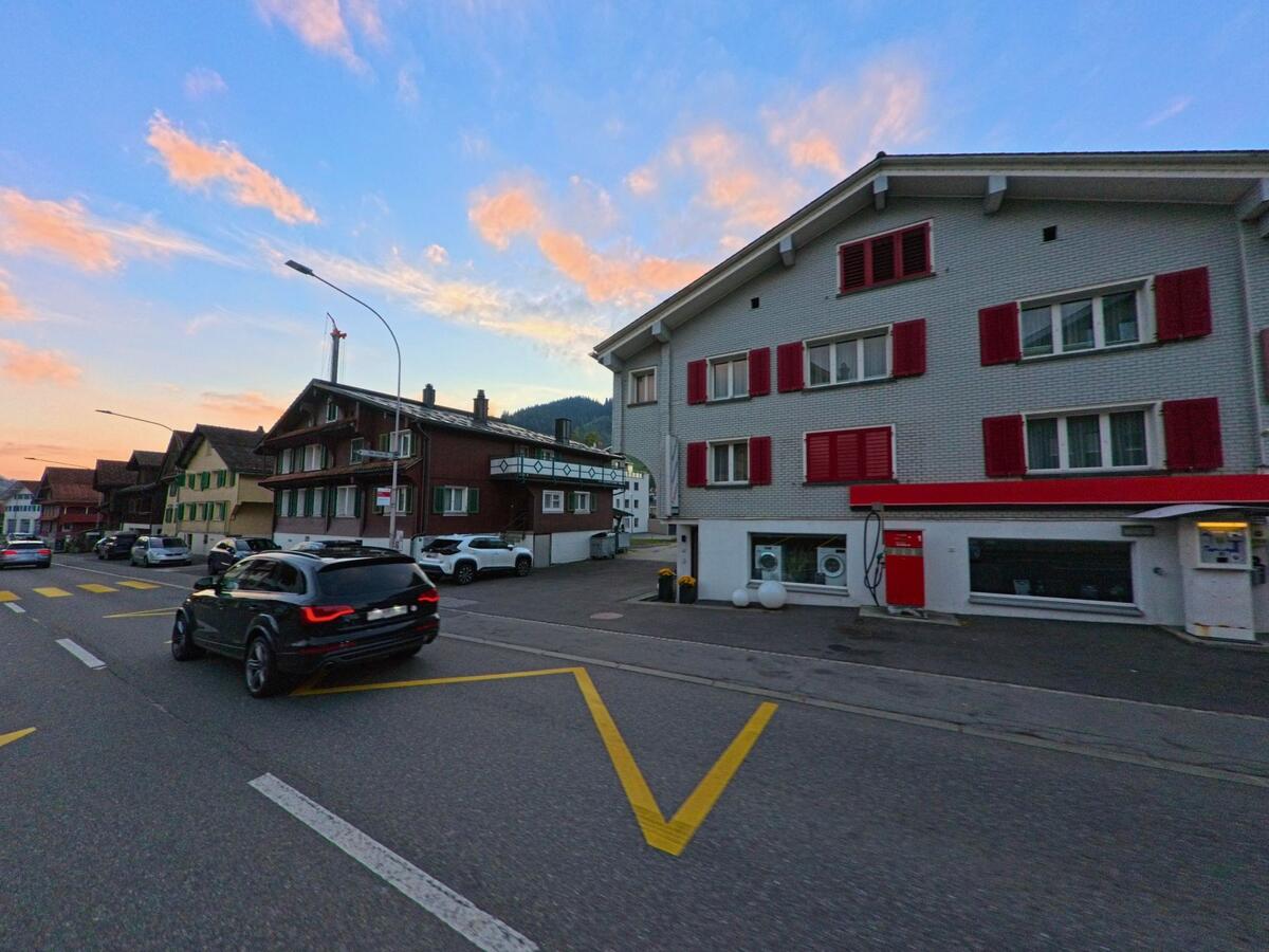 Die Dorfstrasse führt zwischen Wohn- und Geschäftshäusern durch Rothenthurm (6418, Kanton Schwyz).