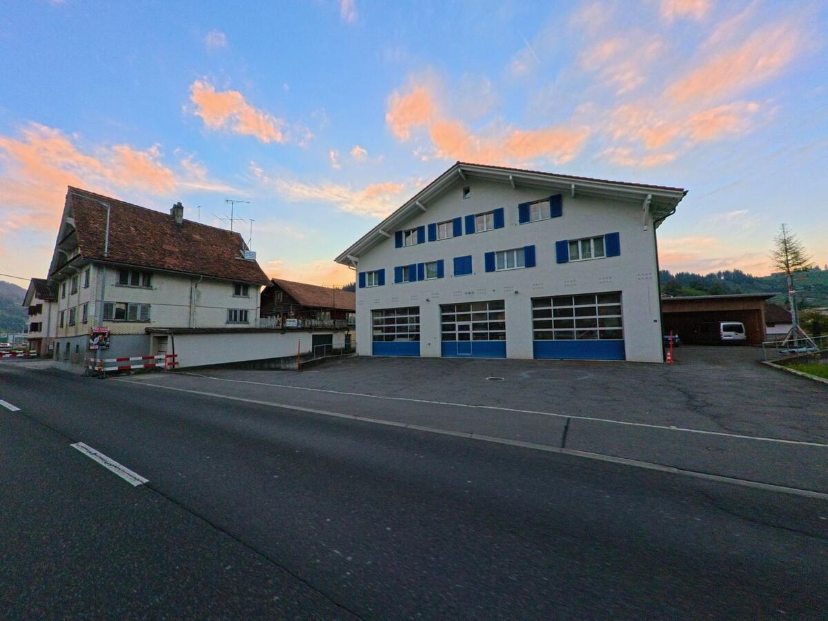 Ein funktionales Gebäude steht an einer breiten Fahrbahn im Dorf von Rothenthurm (6418, Kanton Schwyz).