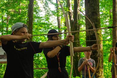 In einem Wald in Dietikon (8953, Kanton Zürich) üben Kinder und Jugendliche der Royal Rangers mit selbst gebauten Holzbögen das Bogenschiessen.