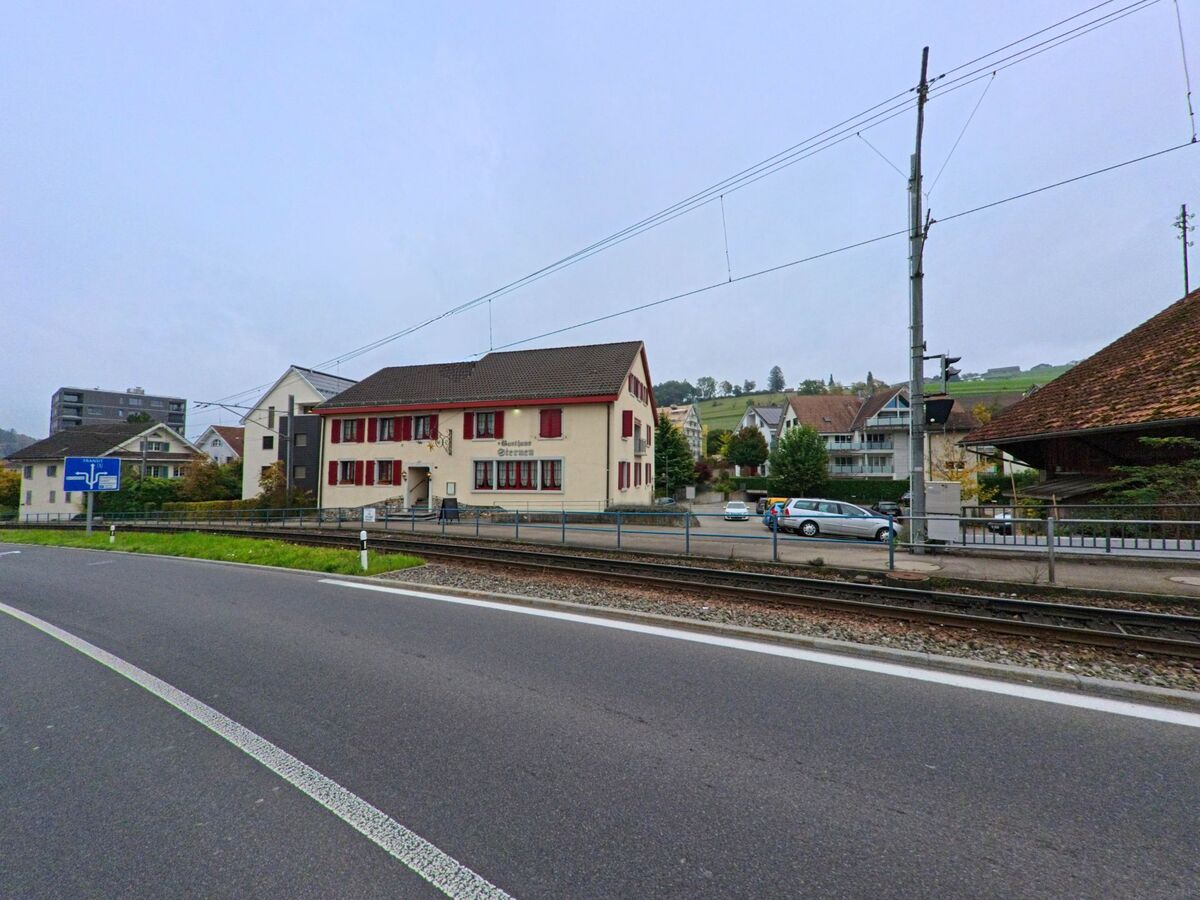 Das Gasthaus Sternen steht in Rudolfstetten-Friedlisberg (8964, Kanton Aargau) direkt an der Bahnlinie und ist von Wohnhäusern umgeben.