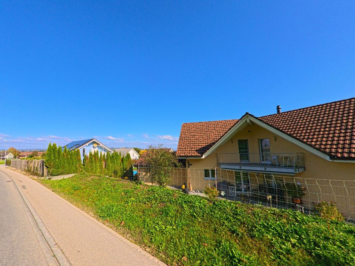Ein modernes Wohnhaus mit Garten liegt an einer ruhigen Nebenstrasse in Rüdlingen (8455, Kanton Schaffhausen).