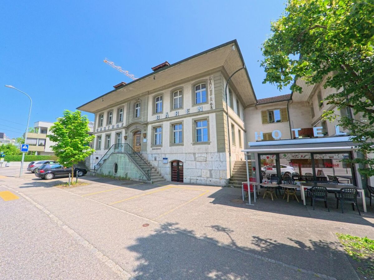 Das historische Gebäude des Gasthofs Bären in Rüdtligen-Alchenflüh (3422, Kanton Bern) beherbergt ein Hotel mit Terrasse und schattigen Sitzplätzen.