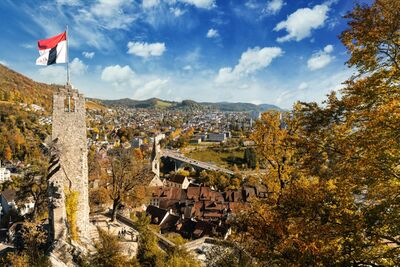 Von den Ruinen in Baden (5400, Kanton Aargau) blickt man über die Dächer der Stadt und die herbstlich leuchtende Landschaft.