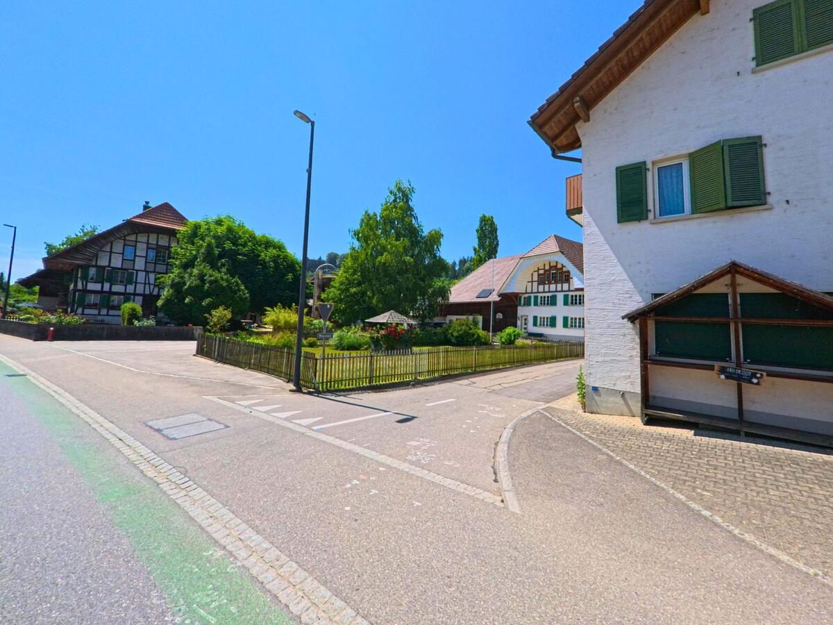 Zwischen gepflegten Fachwerkhäusern und Gärten zweigt in Safnern (2553, Kanton Bern) eine kleine Seitenstrasse von der Hauptstrasse ab.