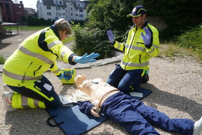In Menzingen (6313, Kanton Zug) ueben Mitglieder der Samariter Menzingen an einer Puppe einen Notfalleinsatz mit Defibrillator und klarer Absicherung des Umfelds.
