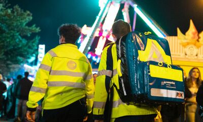Bei einer Abendveranstaltung sind in Weinfelden (8570, Kanton Thurgau) zwei Personen in auffaelliger Schutzkleidung mit medizinischem Rucksack im Einsatz.