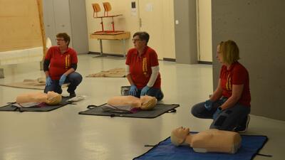 Drei Frauen knien bei einer Erste-Hilfe-Uebung mit Reanimationspuppen in einem Schulungsraum in Schönenwerd (5012, Kanton Solothurn).