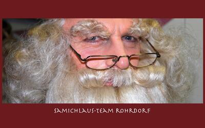 Das Samichlaus-Team Oberrohrdorf zeigt in Oberrohrdorf (5452, Kanton Aargau) einen Samichlaus mit weissem Bart, Brille und roter Mütze in Nahaufnahme.
