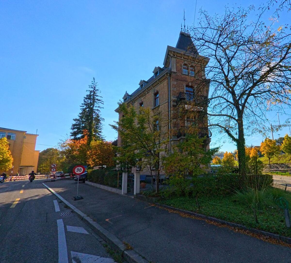 schaffhausen-8200-backsteingebaeude-strasse.jpg