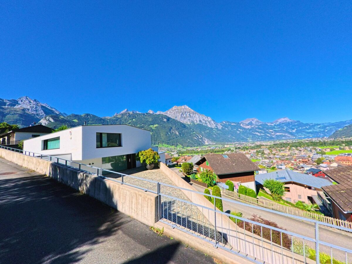Ein modernes Einfamilienhaus in Schattdorf (6467, Kanton Uri) bietet einen weiten Blick über das Reusstal und die umliegenden Berge.