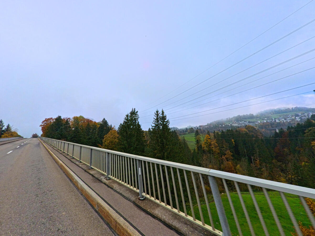Eine Bruecke mit Gelaender fuehrt ueber ein Tal im Gebiet von Schlatt-Haslen (9054, Kanton Appenzell Innerrhoden).