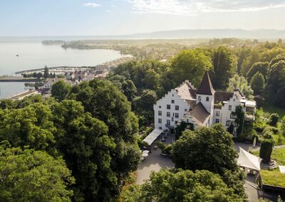 Ueber Baeumen erhebt sich in Rorschacherberg (9404, Kanton St. Gallen) das Schloss Wartegg mit Blick auf den Bodensee und den Hafenbereich.