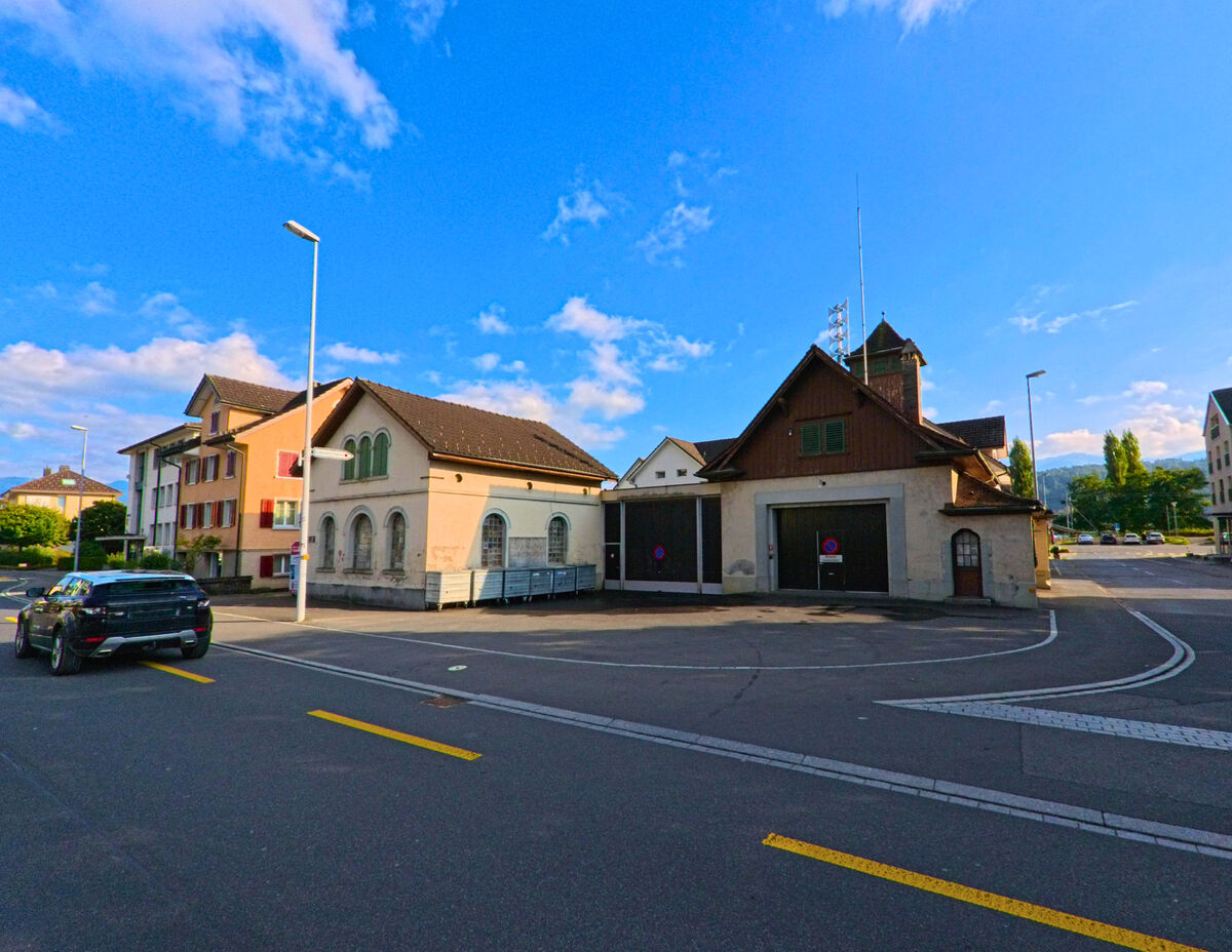 Eine Strassenkreuzung mit umliegenden Gebaeuden befindet sich im Ortszentrum von Schmerikon (8716, Kanton St. Gallen).