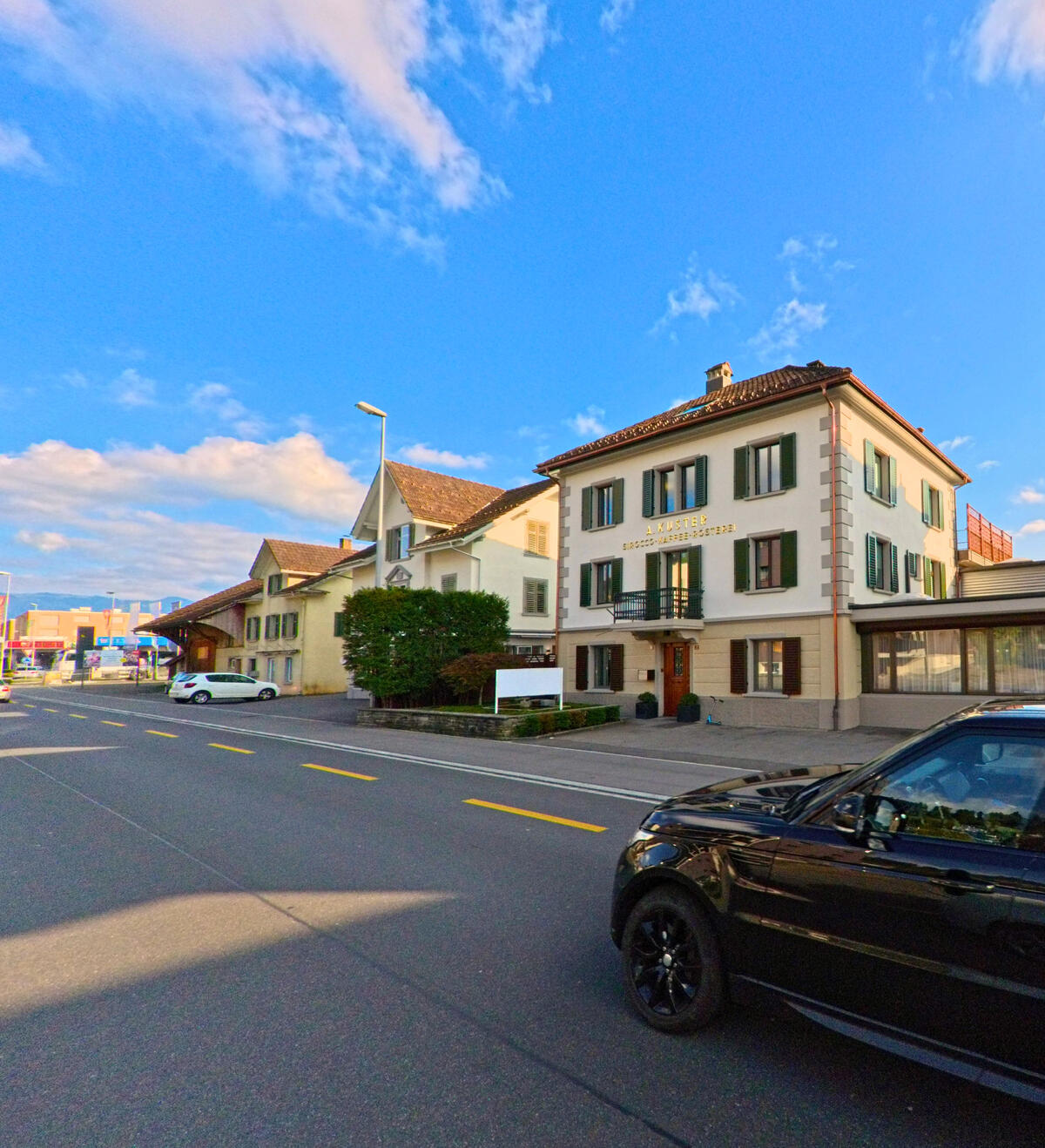 Wohn- und Geschaeftsgebaeude reihen sich entlang einer Hauptstrasse in Schmerikon (8716, Kanton St. Gallen).