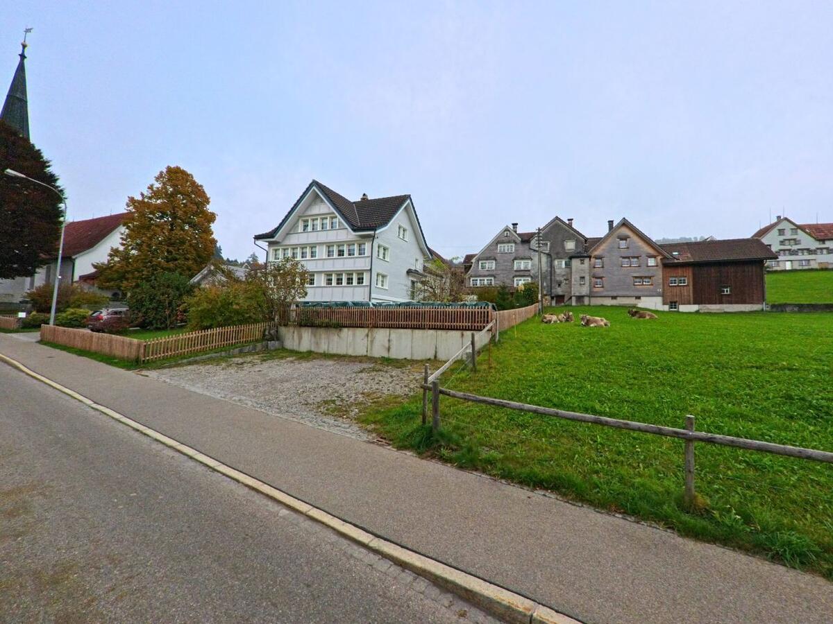 Ein Blick auf Wohnhäuser und Grünflächen am Dorfrand von Schönengrund (9105, Kanton Appenzell Ausserrhoden) zeigt die ruhige, ländliche Umgebung.