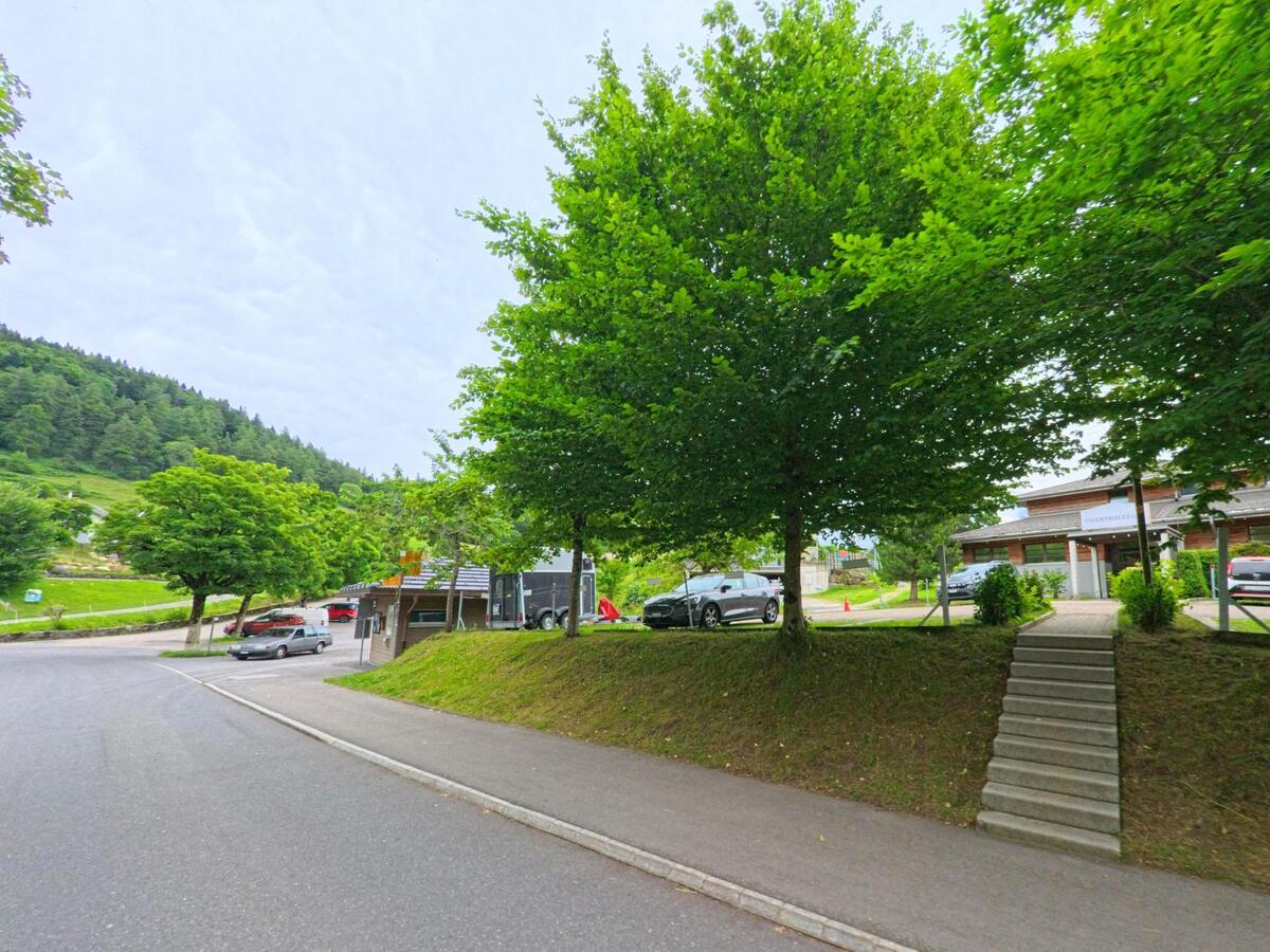 In Schwarzenberg (6013, Kanton Luzern) führt eine kurze Treppe von der Strasse hinauf zu einem Gebäude mit der Aufschrift 
