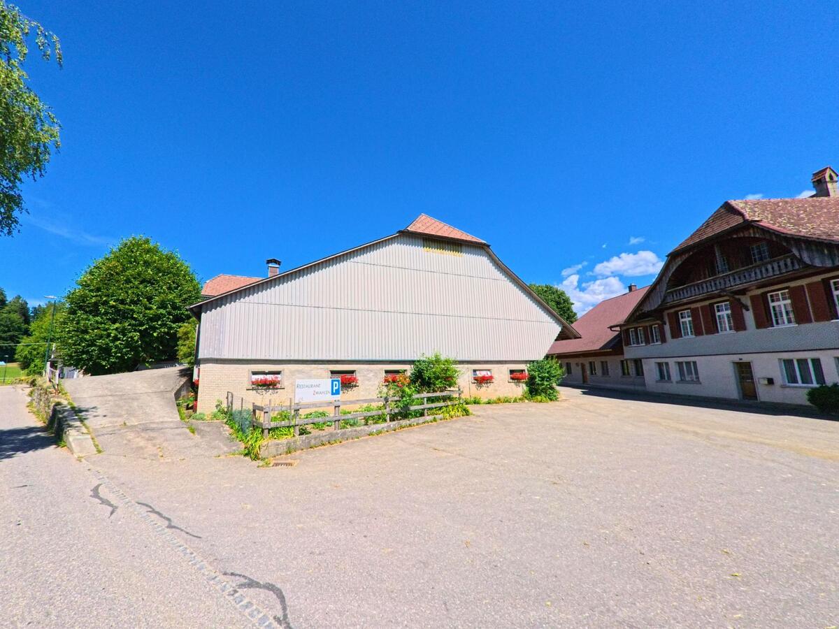 In Schwarzenburg (PLZ 3157, Kanton Bern) liegt ein Restaurant mit angebauter Scheune und gegenüberliegendem Wohnhaus an einem kleinen Platz mit Parkmöglichkeit.
