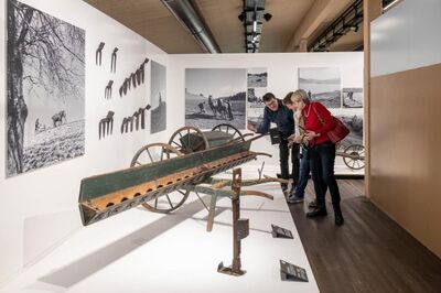 Im Schweizerischen Agrarmuseum in Alberswil (6248, Kanton Luzern) betrachten Besucher historische landwirtschaftliche Geräte und Werkzeuge in einer Ausstellung.