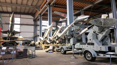 Im Schweizerischen Militärmuseum in Full-Reuenthal (5324, Kanton Aargau) sind Raketen, Radaranlagen und historische Flugzeuge in einer grossen Ausstellungshalle zu sehen.