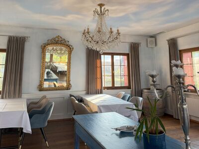 Im Seegasthof Schiff in Kesswil (8593, Kanton Thurgau) bietet der elegante Speisesaal mit Kronleuchter, Spiegel und gedeckten Tischen eine stilvolle Atmosphaere.