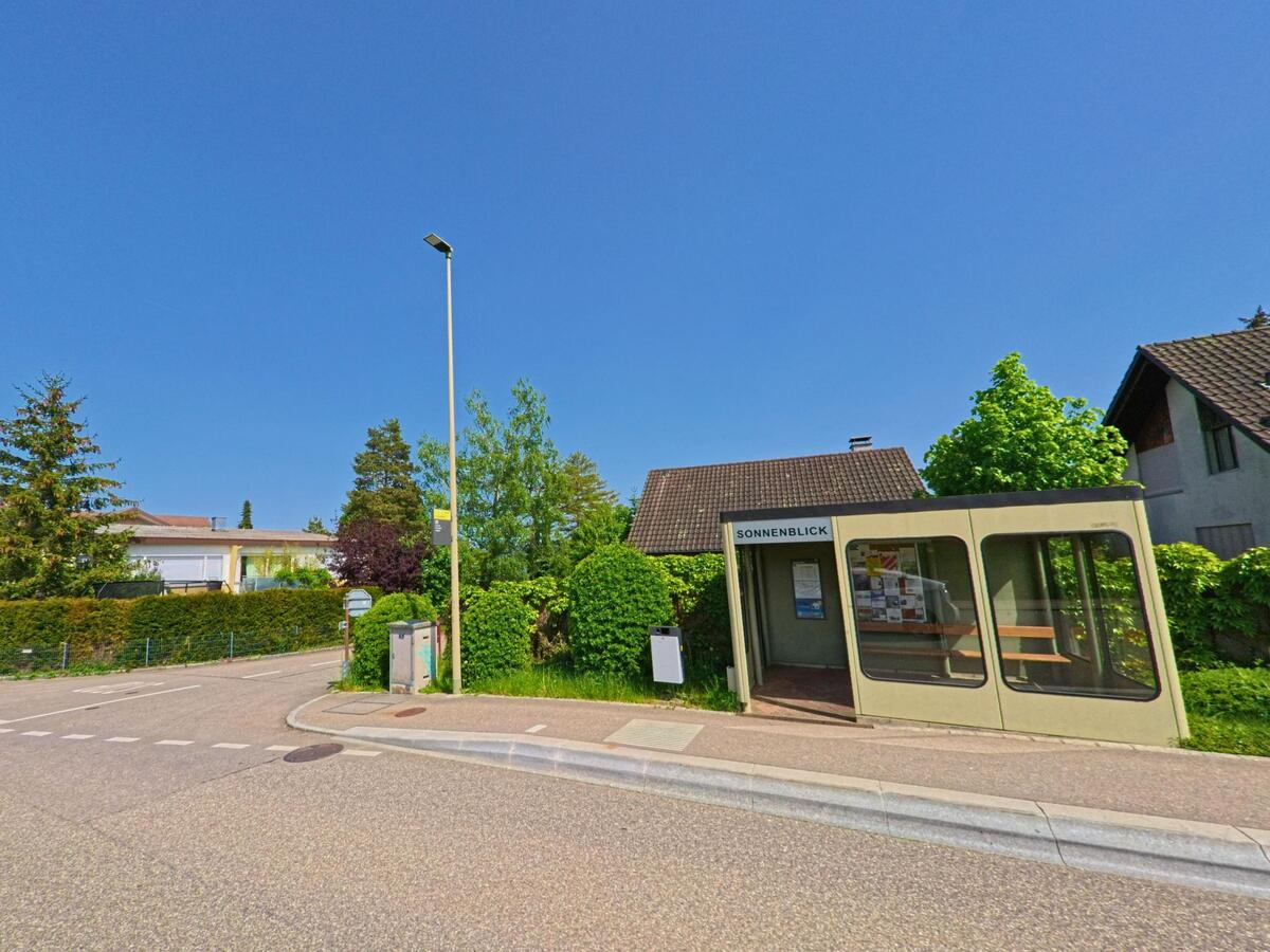 Die Bushaltestelle „Sonnenblick“ in Seltisberg (4411, Kanton Basel-Landschaft) liegt an einer ruhigen Wohnstrasse mit viel Grün.