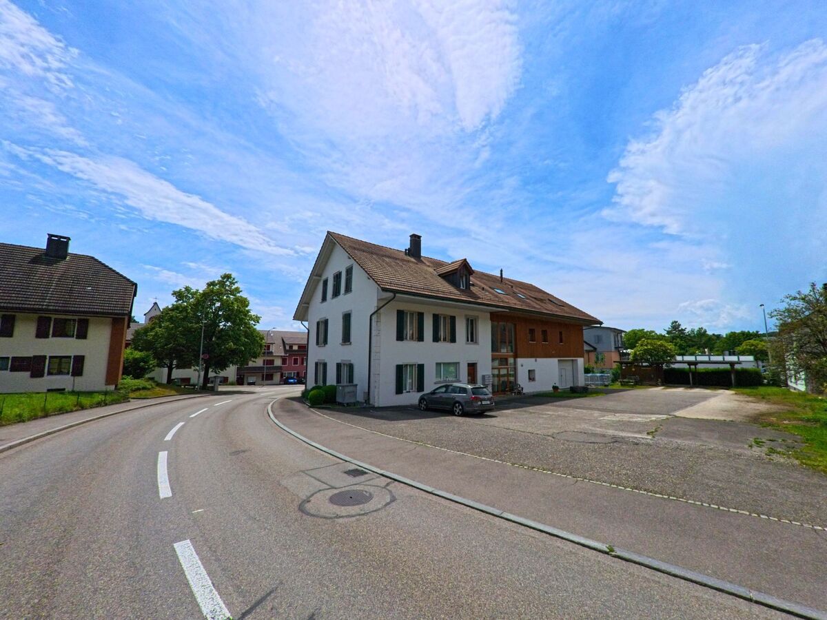 In Selzach (2545, Kanton Solothurn) folgt eine Wohnstrasse einer sanften Kurve, gesäumt von Einfamilienhäusern und kleinen Parkplätzen.