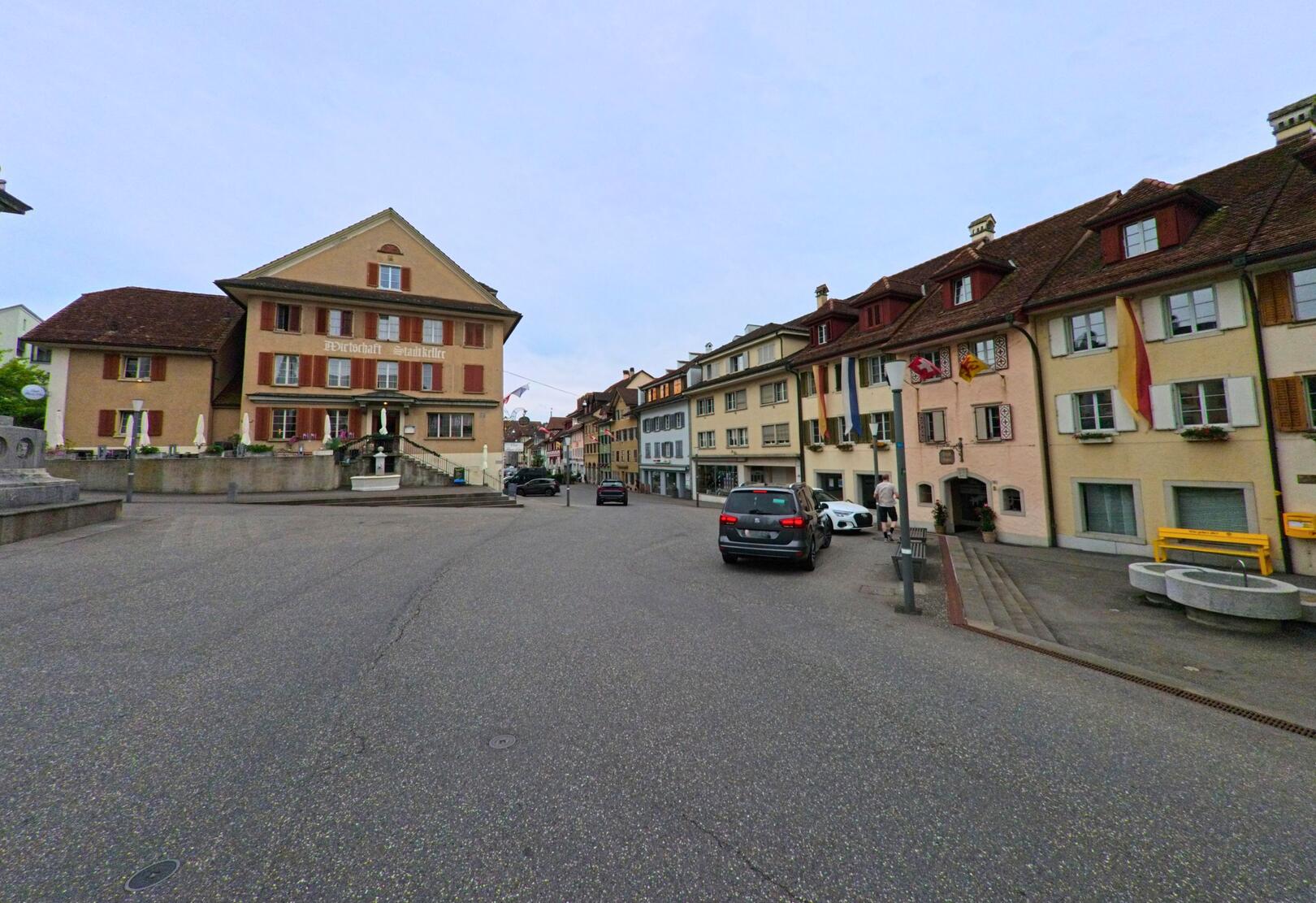 In der Altstadt von Sempach (6204, Kanton Luzern) reihen sich historische Gebäude mit farbigen Fensterläden entlang einer ruhigen Strasse.