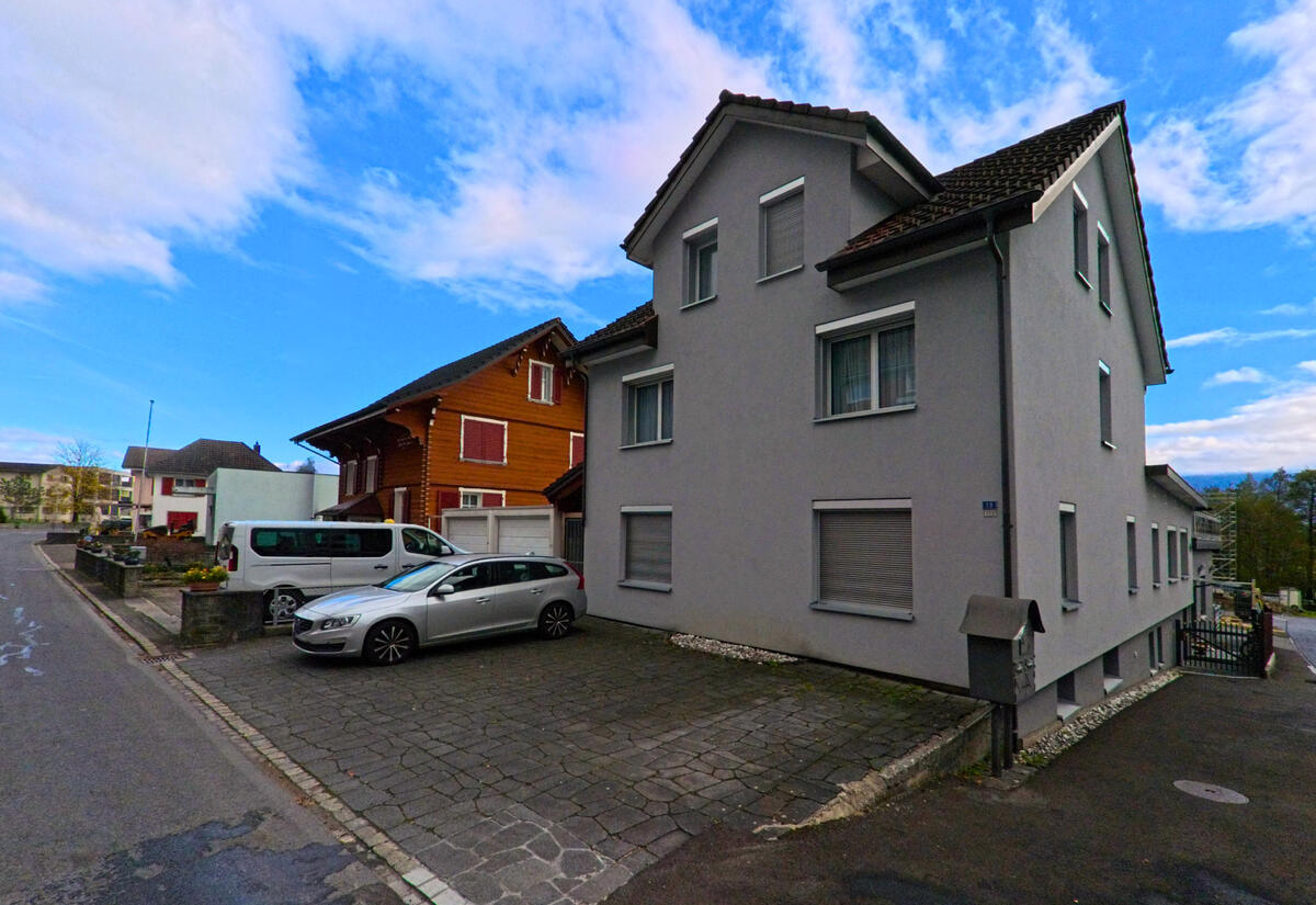 Ein Einfamilienhaus mit gepflastertem Vorplatz befindet sich in einem Wohnquartier von Sennwald (9466, Kanton St. Gallen).