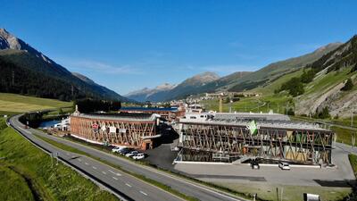 In S-chanf (7525, Kanton Graubuenden) liegt der moderne Serlas Parc mit grosszuegigen Holzfassaden direkt an der Hauptstrasse, umgeben von den Alpen.