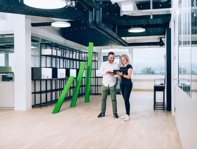 In den Raeumen der sfb Hoehere Fachschule arbeiten Studierende in Dietikon (8953) im Kanton Zuerich gemeinsam an einem digitalen Projekt.