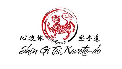 In der Kunsthalle Luzern (6004, Kanton Luzern) zeigt eine Installation zwei zerbrochene Betten voller Federn in einem weissen Ausstellungsraum.