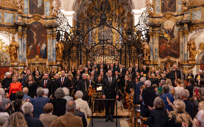 In Muri (5630, Kanton Aargau) steht der Singkonvent Freiamt nach einem Konzert in einer prunkvollen Kirche, waehrend das Publikum applaudiert und die Musiker sich verbeugen.