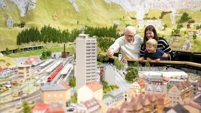 In der Miniaturwelt Smilestones in Neuhausen am Rheinfall (8212, Kanton Schaffhausen) betrachten Besucher detailreiche Modelle von Landschaften, Gebaeuden und Eisenbahnen.