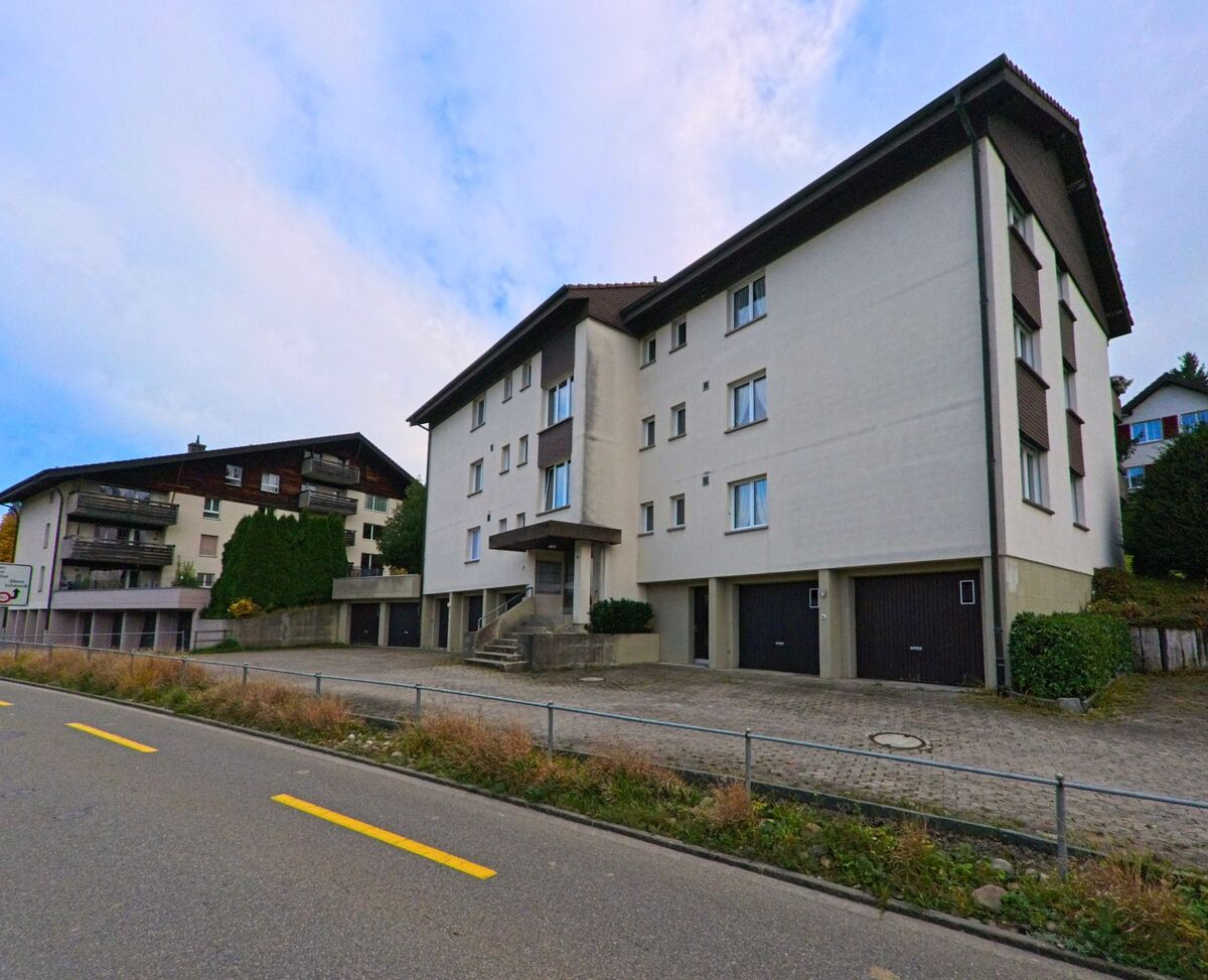 Ein modernes Mehrfamilienhaus befindet sich an einer ruhigen Quartierstrasse in Speicher (9037, Kanton Appenzell Ausserrhoden).