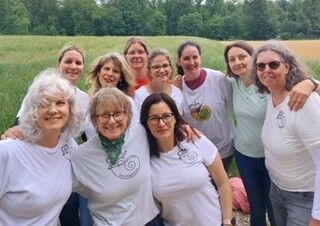 Gruppenfoto des Vereins Spielgruppe Spielwerkstatt Schnäggehüsli in 4104 Oberwil (Kanton Baselland) im Grünen.