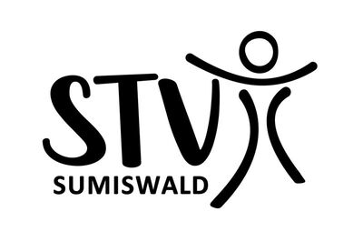 Das schwarz gesetzte Logo mit Schriftzug und stilisierter Figur steht fuer Sumiswald (3454, Kanton Bern) auf hellem Hintergrund.