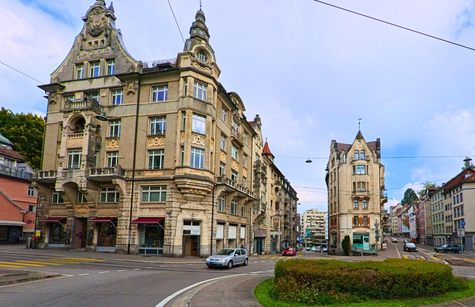 In St. Gallen (9001, Kanton St. Gallen) sind historische Gebäude mit kunstvollen Fassaden zu sehen, die an einer Strassenkreuzung entlangführen.