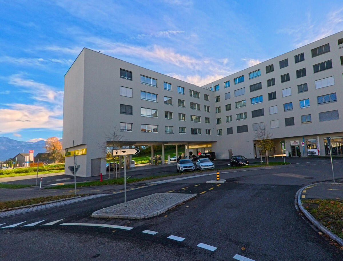 Ein groesseres Wohngebaeude steht an einer Einmuendung im Quartier von St. Margrethen (9430, Kanton St. Gallen).