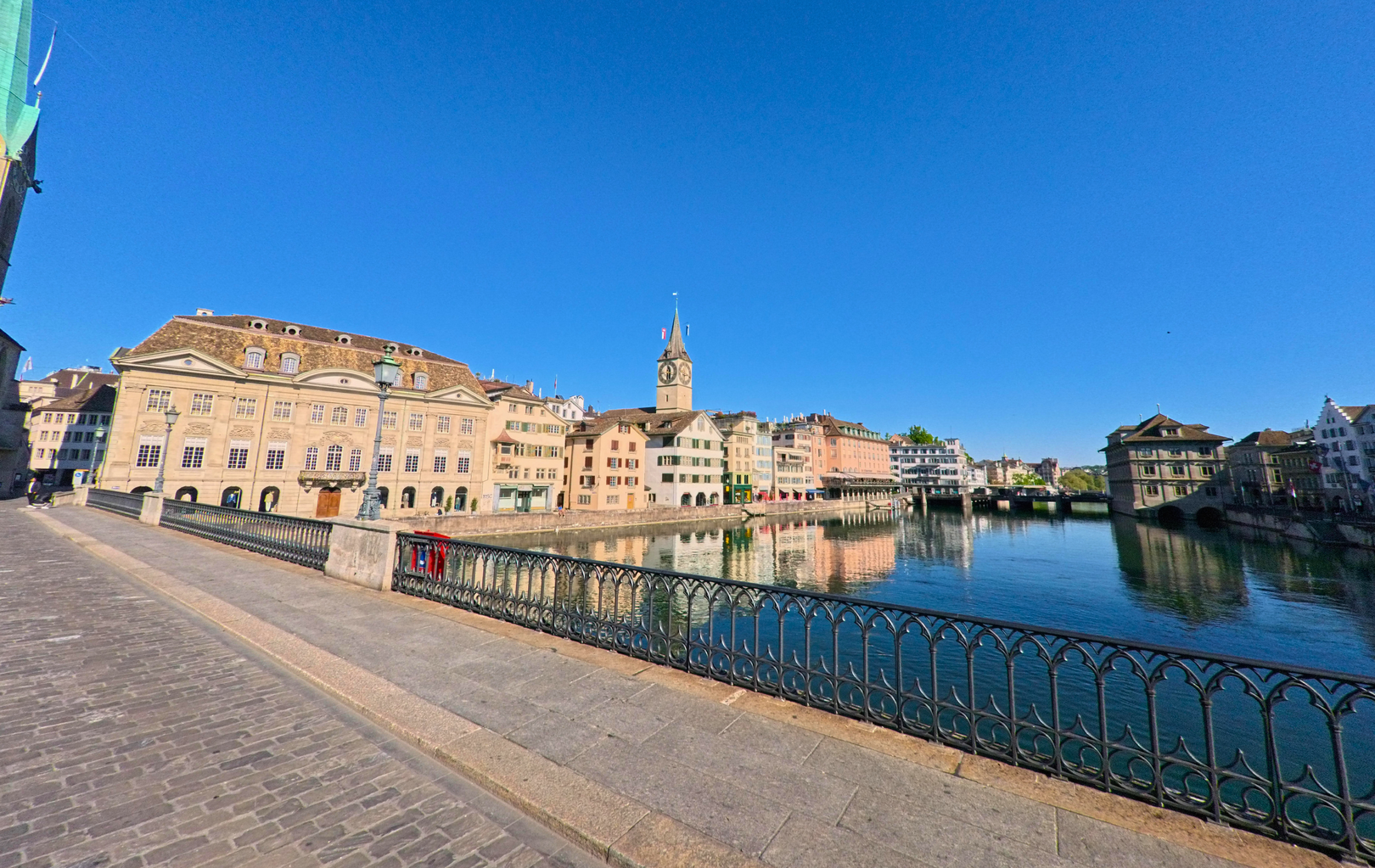 Das Hauptgebäude der Universität Zürich mit markantem Turm und grünem Kuppeldach erhebt sich in Zürich, 8010 im Kanton Zürich über eine begrünte Hanglage.