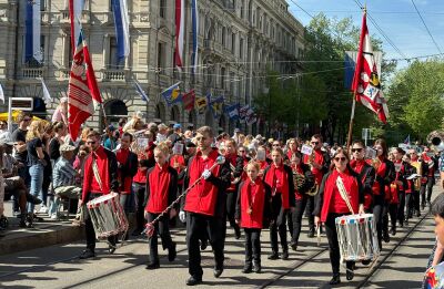 In Staefa (8712, Kanton Zuerich) fuehren zwei Taenzerinnen auf einer hell beleuchteten Buehne eine ausdrucksstarke, synchron angelegte Tanzbewegung aus.
