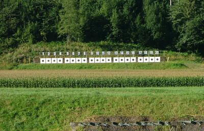 Die Schiessanlage der Stadtschuetzen Walenstadt liegt in Walenstadt (8880, Kanton St. Gallen) mit nummerierten Zielscheiben vor bewaldetem Hang.