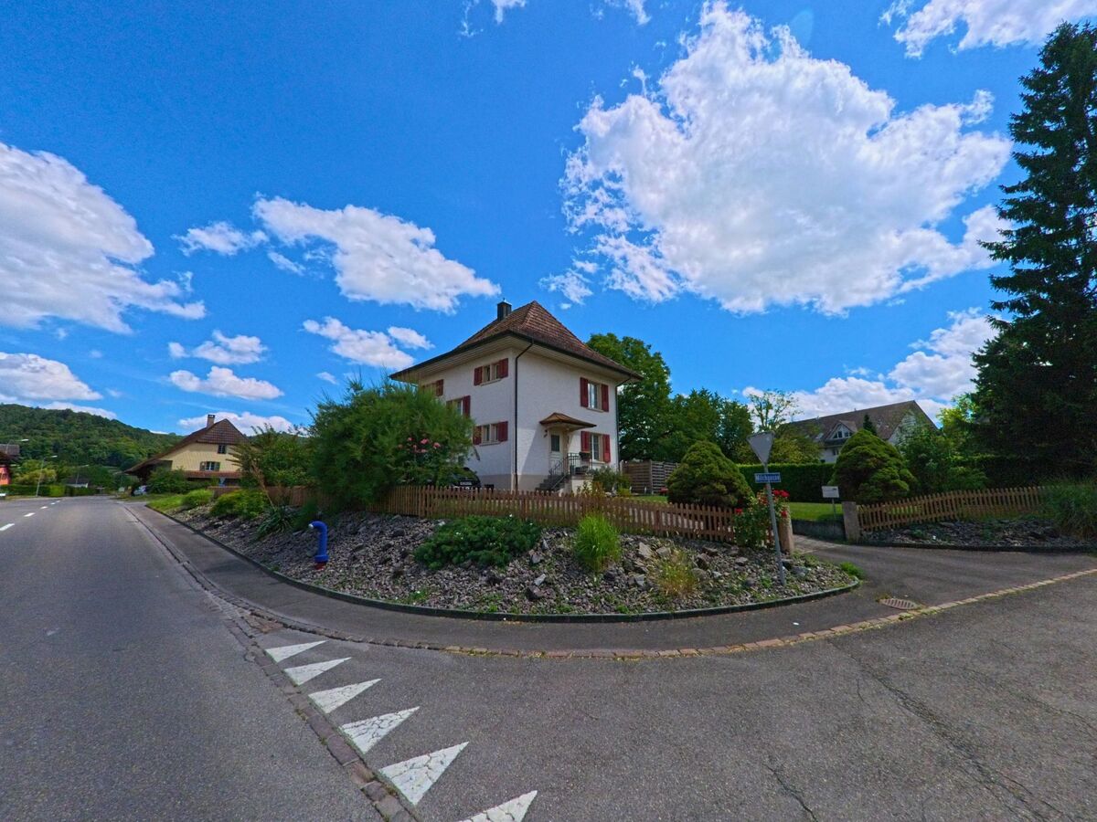 In Staffelbach (5053, Kanton Aargau) steht an der Ecke der Weidstrasse ein Einfamilienhaus mit roten Fensterlaeden und gepflegtem Vorgarten entlang einer ruhig verlaufenden Strasse.