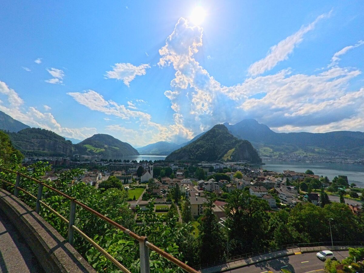 Von einer Anhöhe in Stansstad (6362, Kanton Nidwalden) bietet sich ein weiter Blick über den Ort, den Vierwaldstaettersee und die markante Felsenlandschaft mit dem Pilatusmassiv im Hintergrund.