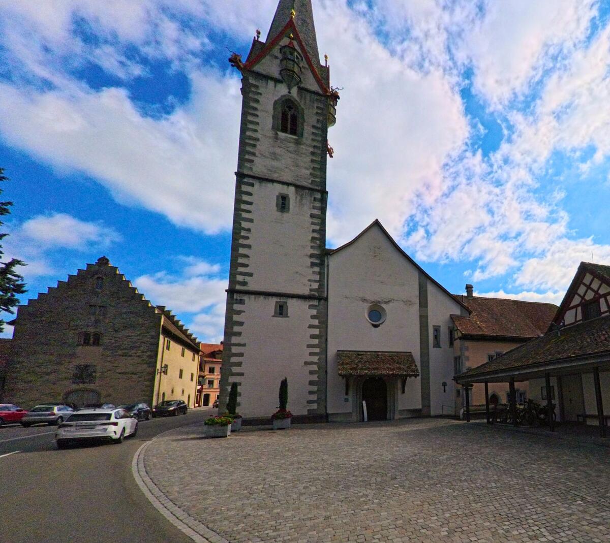 Der Kirchenplatz mit markantem Turm öffnet sich zwischen historischen Häusern in Stein am Rhein (8260, Kanton Schaffhausen).