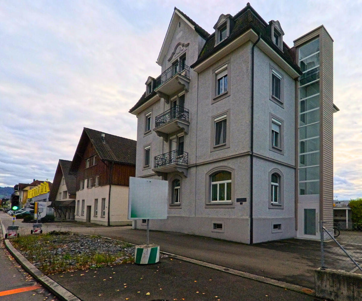 Ein Mehrfamilienhaus mit Balkonen steht an einer Nebenstrasse in Steinach (9323, Kanton St. Gallen).